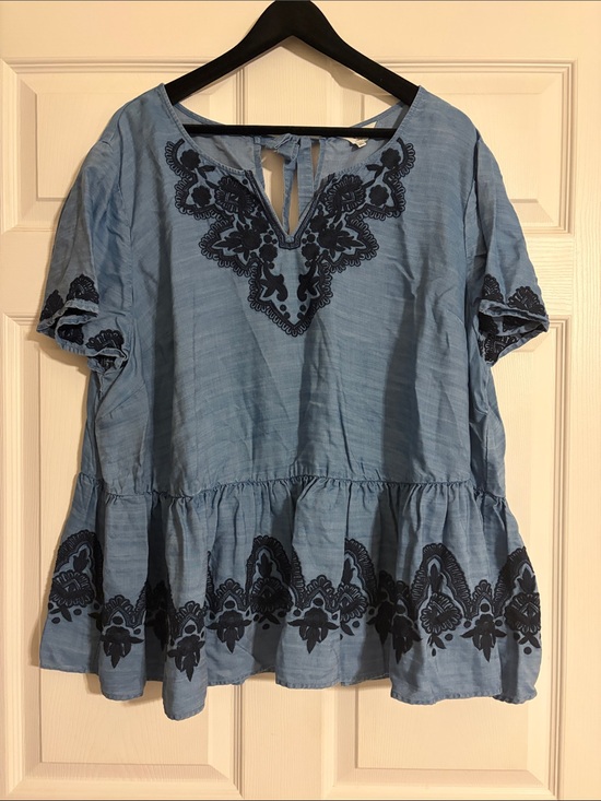 crown & ivy Tops - Crown & Ivy Blue Chambray Embroidered Peplum Top - Size 3X